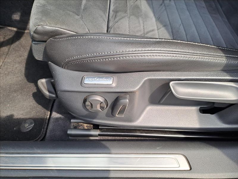 Volkswagen Passat 2,0 TDI DSG 4Motion - fotka 12 z 18