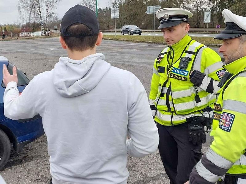 Mladíkova jízda plná smůly a bez řidičáku skončila v rukou policie.