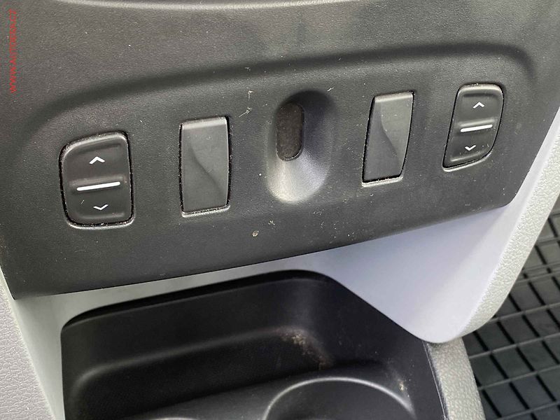 Dacia Logan (2014) 1.1i, El.okna - fotka 12 z 15