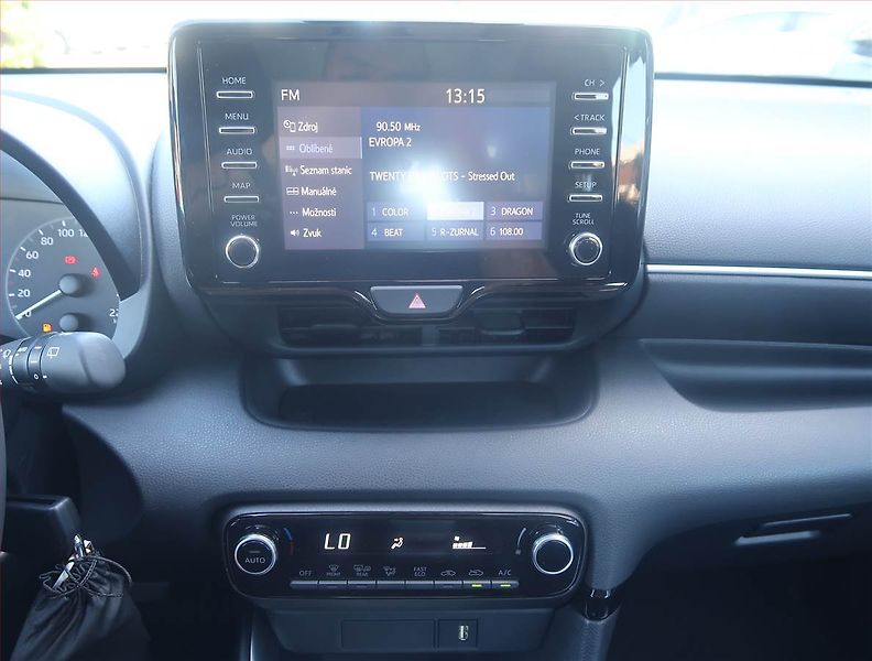 Toyota Yaris (2022) 1.5 VVT-i Hybrid - fotka 12 z 15
