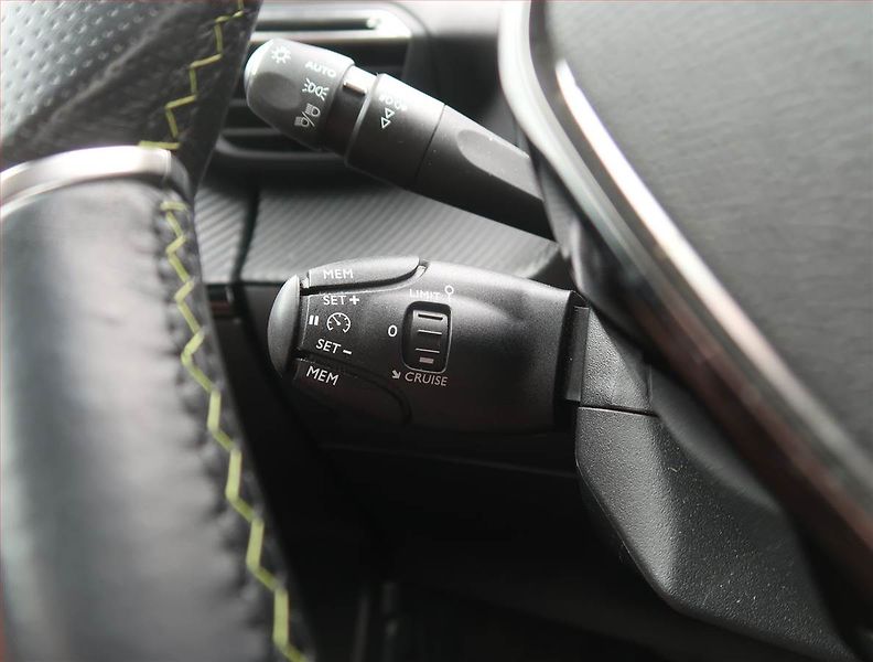 Peugeot 2008 (2022) GT 50 kWh, SoH 100% - fotka 18 z 22