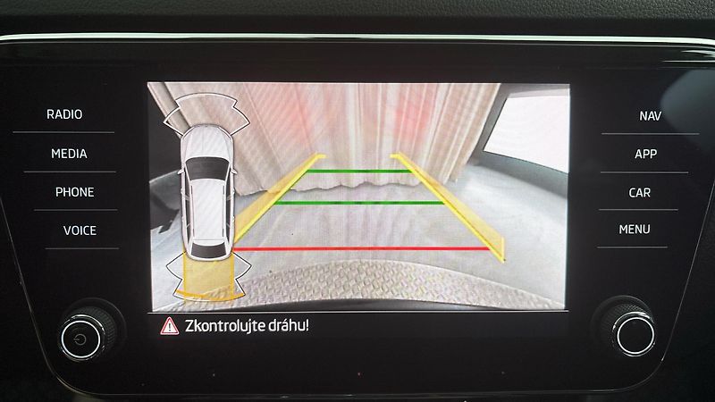 Škoda Superb 2.0 TDI DSG Style Combi - fotka 12 z 27