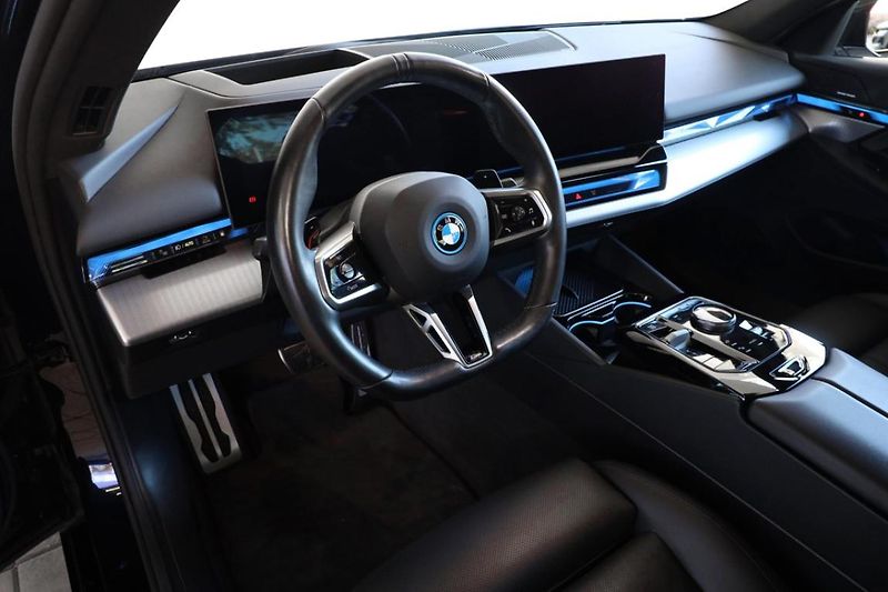BMW Řada 5 550e xDrive Sedan - fotka 2 z 30