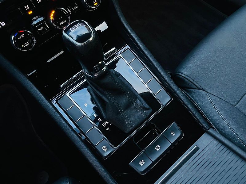 Škoda Superb 2.0TDI AUTOMAT SENZORY LED - fotka 46 z 49