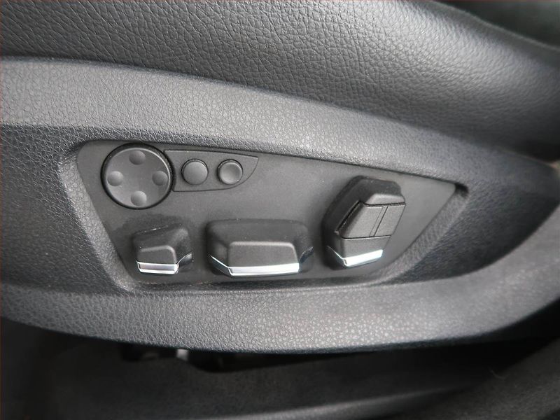 BMW Řada 5 (2012) Individual 525d xDrive, 4X4 - fotka 24 z 24