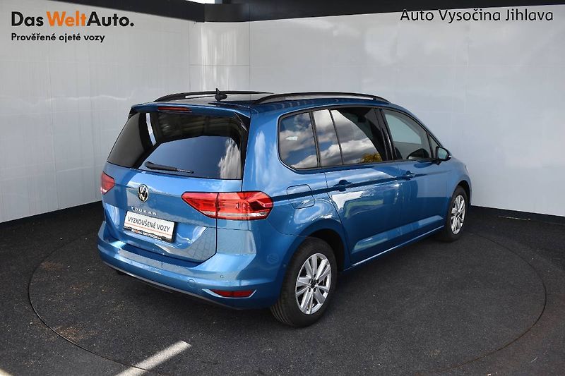 Volkswagen Touran (2023) 1.5TSI 110kW DSG, Full LED - fotka 2 z 25