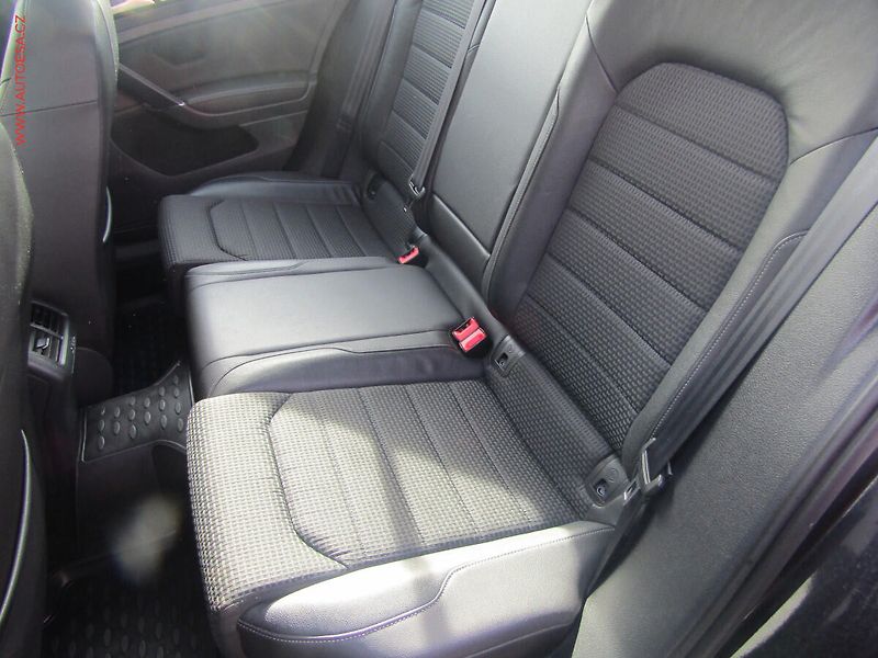 Volkswagen Golf (2015) 1.6TDi, ČR, DSG, park.asist - fotka 7 z 20