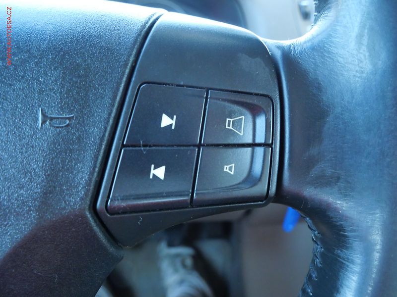 Volvo V50 (2008) 1.6D, AC, výhřev sed - fotka 15 z 19