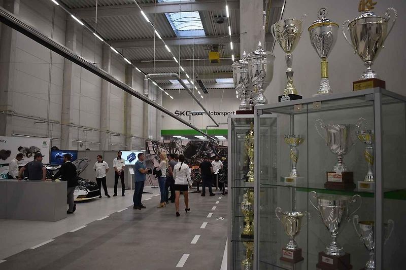 Premiéru doprovázela ohňová show