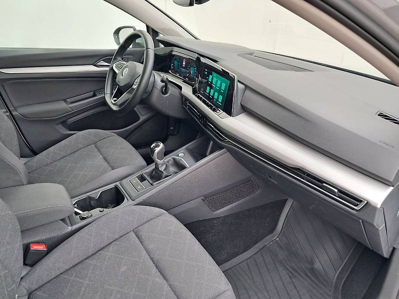 Volkswagen Golf (2022) LIFE 1.5 TSI / 96 kW M6 - fotka 19 z 25