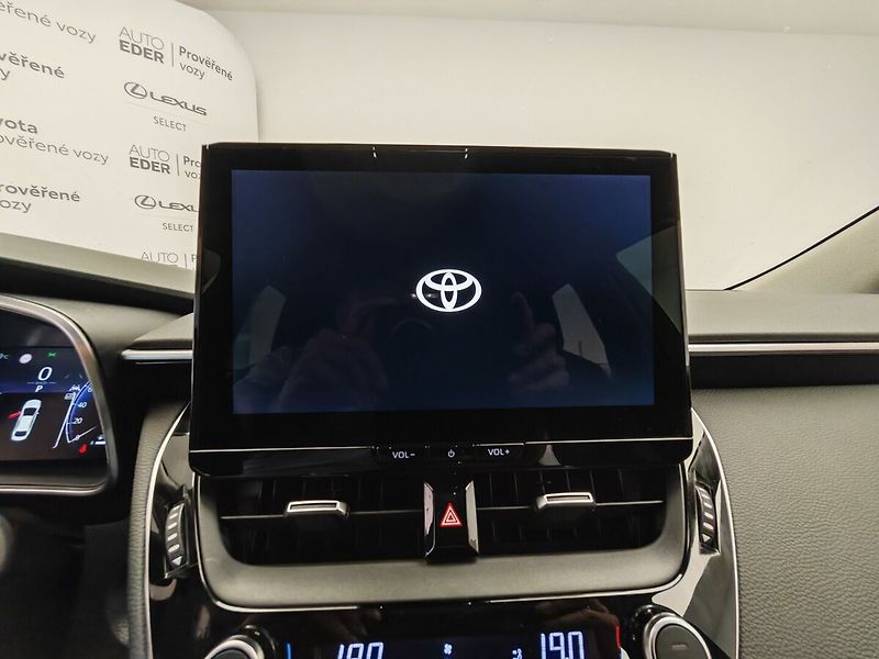 Toyota Corolla 1.8 Hybrid Comfort e-CVT sedan - fotka 29 z 36