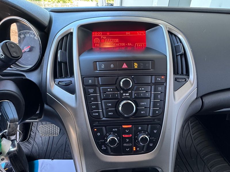 Opel Astra (2010) 1.6 16V Automat - fotka 19 z 36