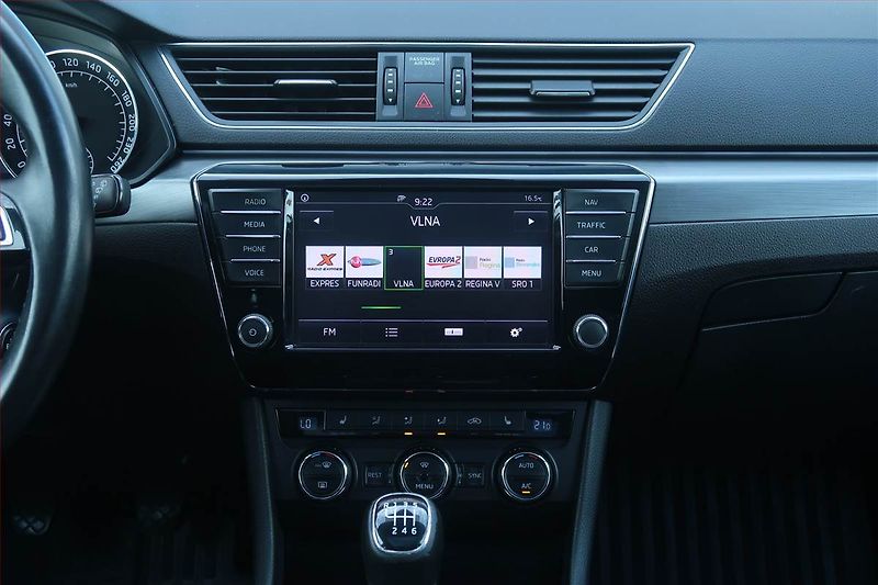 Škoda Superb (2016) 1.6 TDI, Kůže, Navi, Bi-Xenony - fotka 12 z 26