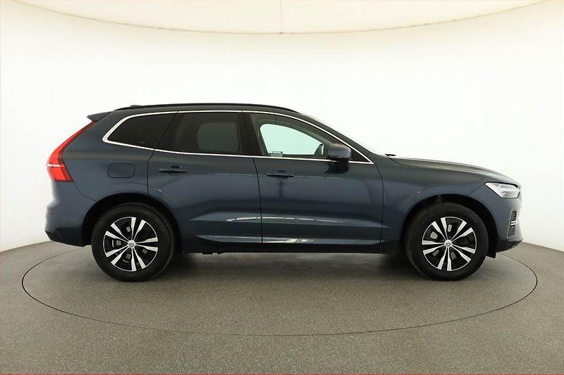 Volvo XC60 (2021) Momentum B4 AWD - fotka 6 z 20