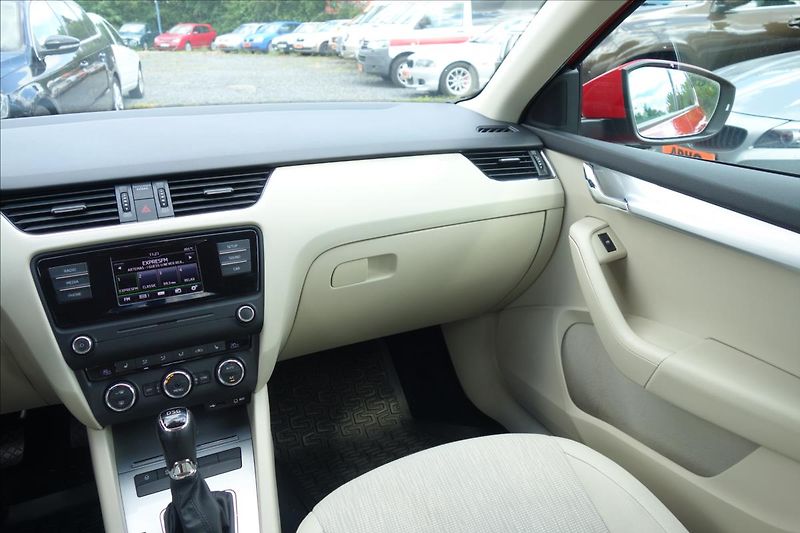 Škoda Octavia 1,6 TDi, ČR, SERV.KN., DSG. - fotka 18 z 33
