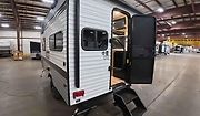 Americký karavan Keystone RV Coleman 13S láká malými rozměry i výbavou vhodnou pro rodiny a začátečníky.