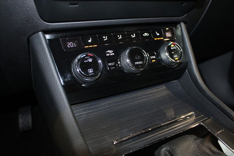 Škoda Superb 2.0 TDi DSG Style - fotka 22 z 28