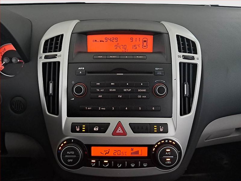 Kia Ceed (2009) 1.6 CVVT, po STK, slušný stav - fotka 12 z 16