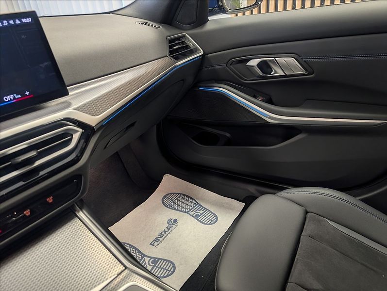 BMW Řada 3 320 i xDrive - fotka 21 z 31