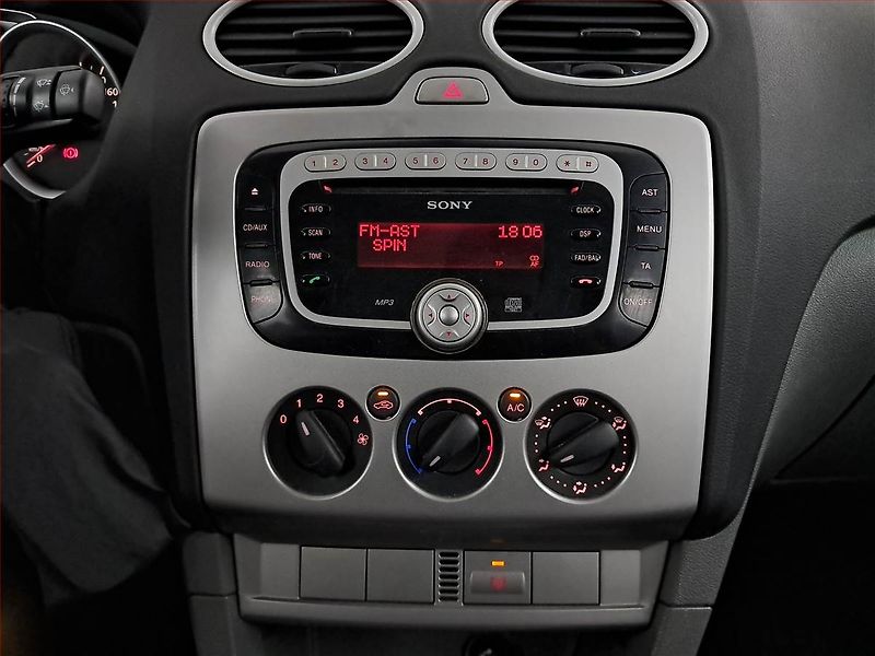 Ford Focus (2009) 1.8 16V, nová STK - fotka 12 z 16