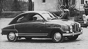 Standardní dvoubodové pásy. Bezpečnostní pásy kolem roku 1958 nabízelo hned několik automobilek, až Saab je však v modelu 93F GT750 nechal instalovat jako součást standardní výbavy. O rok později přišlo Volvo s tříbodovými pásy.
