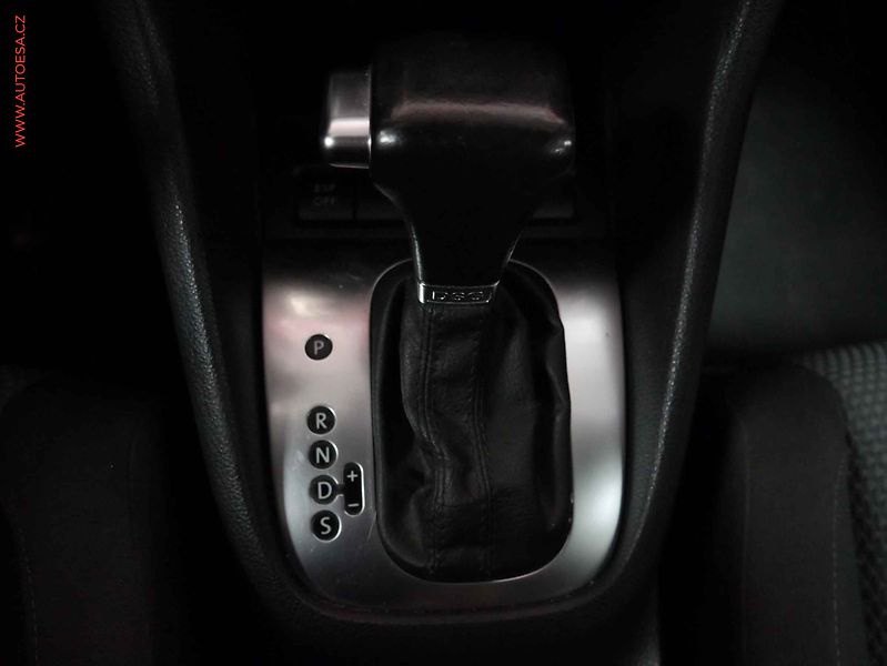 Volkswagen Golf (2009) 2.0 TDi, DSG, temp - fotka 17 z 18