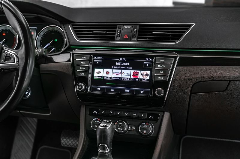 Škoda Superb Combi 2,0TSI L&K 4x4 DSG - fotka 16 z 26