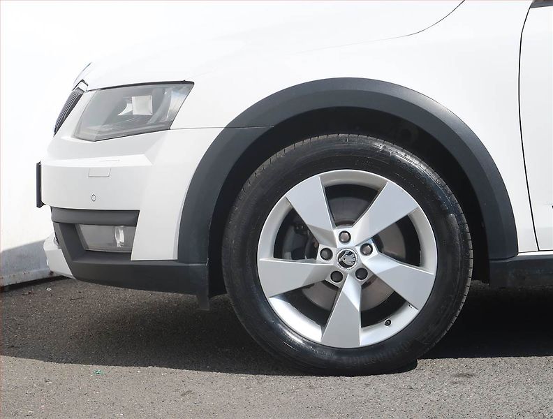 Škoda Octavia (2015) Scout 2.0 TDI, 4X4, Automat - fotka 15 z 20