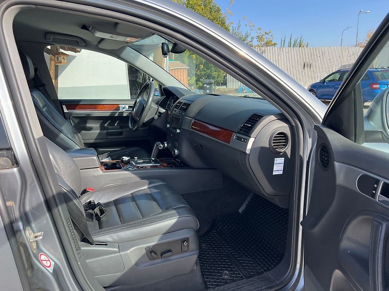 Volkswagen Touareg 3.0 TDI V6 4x4 - fotka 9 z 16