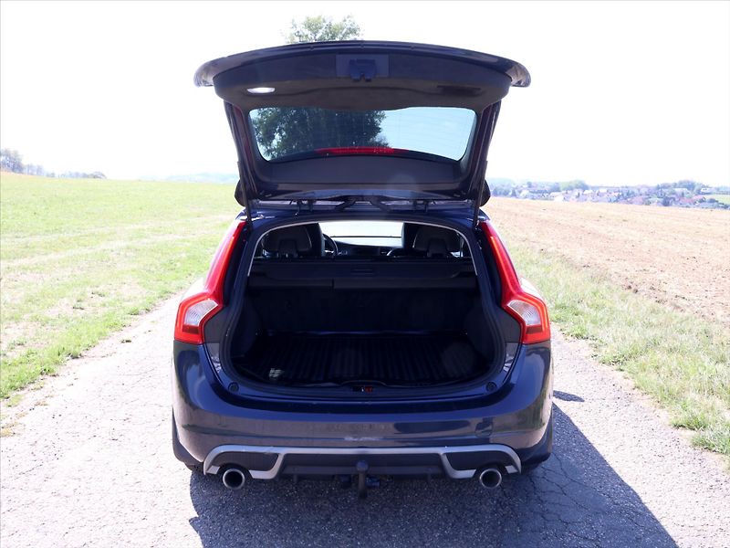 Volvo V60 2,4 D4 V5 Aut. AWD R-design - fotka 9 z 32