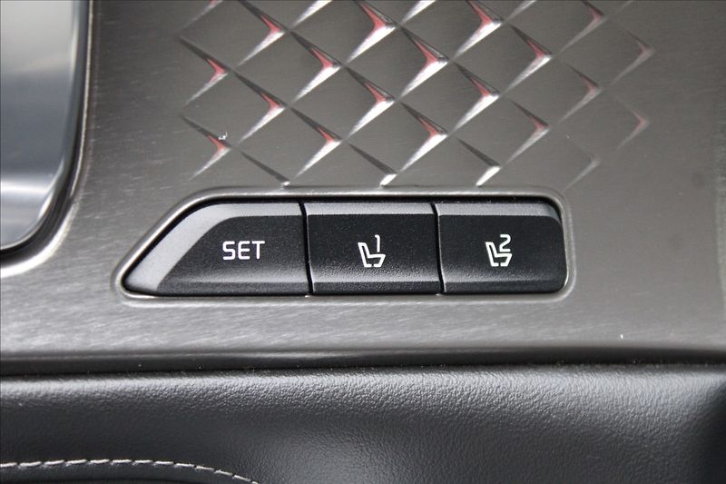 Kia Sorento 1,6 HEV  ČR,4x4,A/T,DPH,TOP - fotka 34 z 49