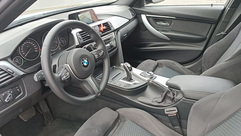 BMW Řada 3 320d MPaket 2,0D B47 Automat - fotka 11 z 36