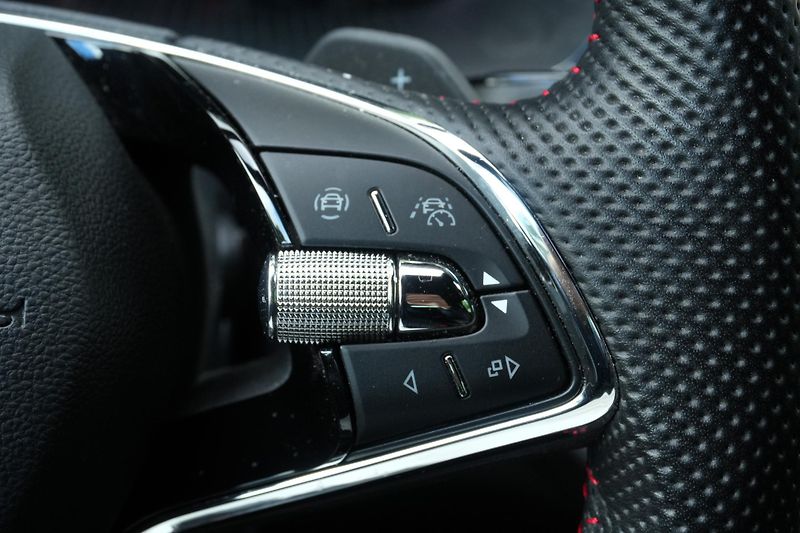 Škoda Octavia iV RS 1.4 TSI, ČR, Tažné, ACC - fotka 19 z 40