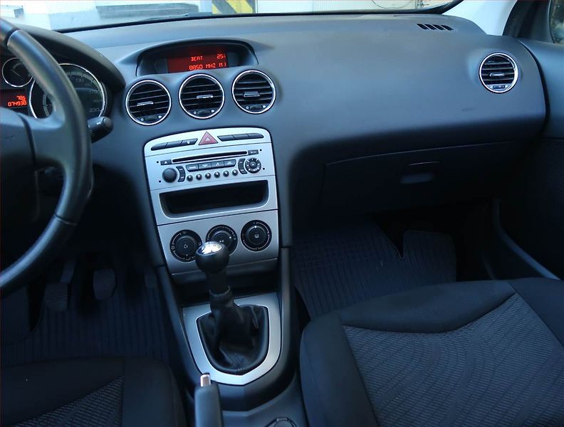 Peugeot 308 (2010) 1.4 VTi - fotka 8 z 15