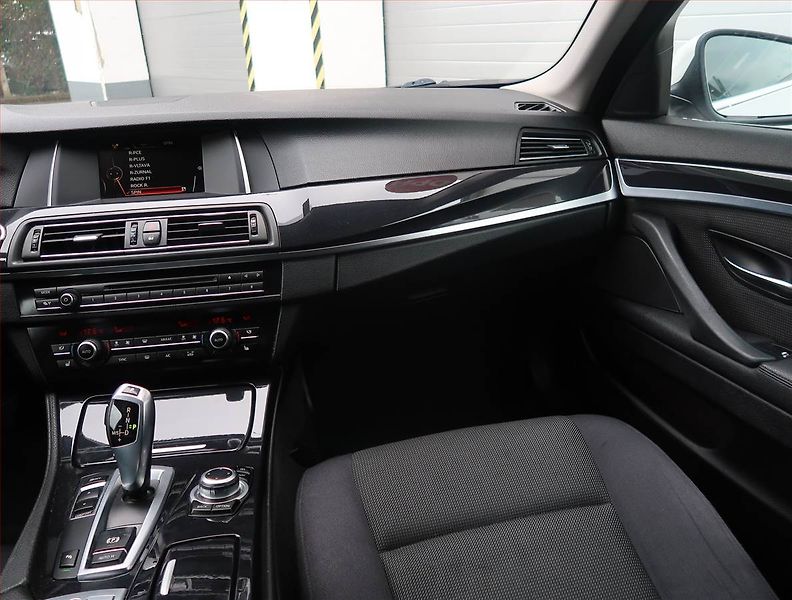 BMW Řada 5 (2015) 520d, Automat, Bi-Xenony - fotka 8 z 18
