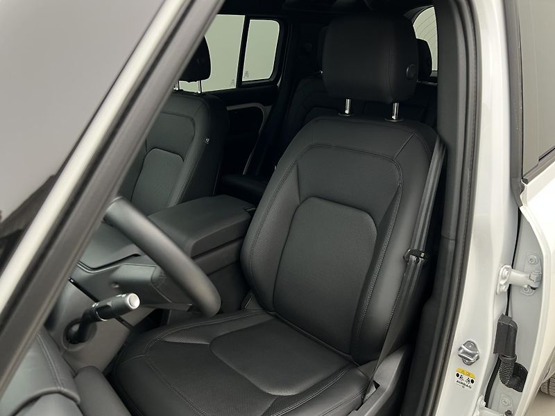 Land Rover Defender 110 D300 X-DYNAMIC SE AWD AUT  - fotka 16 z 43