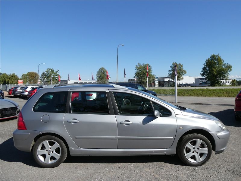 Peugeot 307 1,6 16V 80kW SW 7.míst,PANORAM - fotka 8 z 36