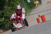 Slalom mezi plechovkami.