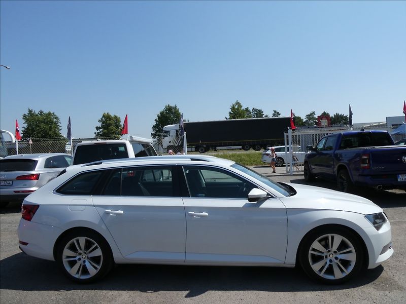 Škoda Superb 2,0 TDi 140kW DSG 4x4,STYLE,ČR - fotka 12 z 49