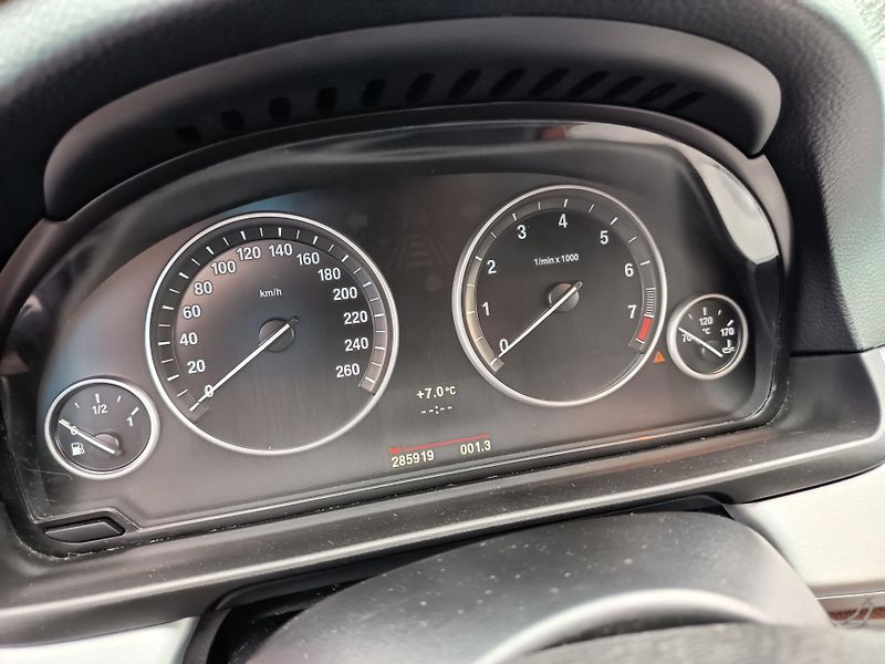 BMW Řada 5 (2011) 535i xDrive - fotka 38 z 50
