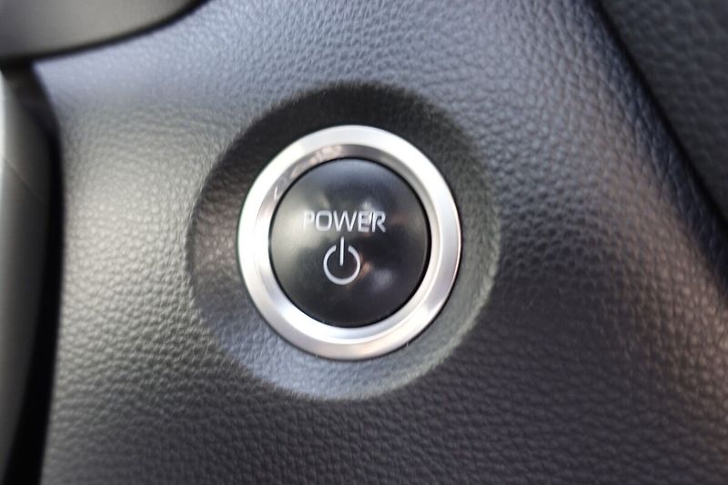 Toyota Corolla 2,0HSD 112kW Comfort Tech - fotka 28 z 32