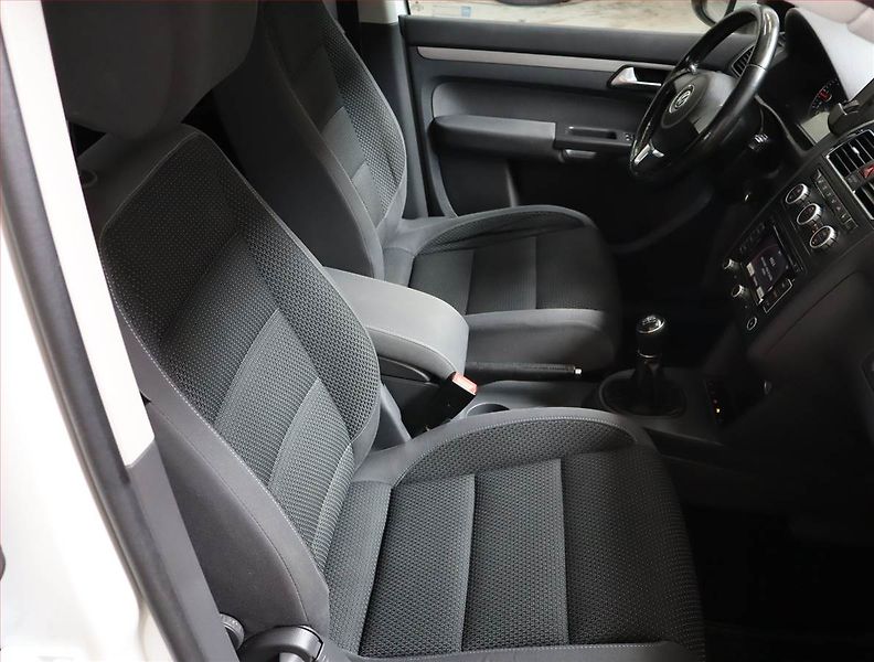 Volkswagen Touran (2014) 1.6 TDI, Navi, Tempomat - fotka 9 z 20