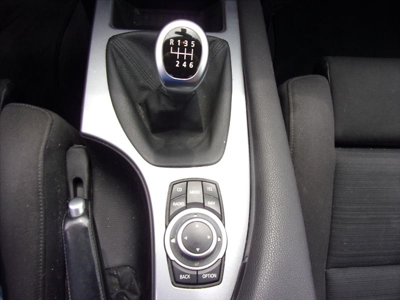 BMW Řada 5 3,0 525d xDrive Touring - fotka 19 z 23