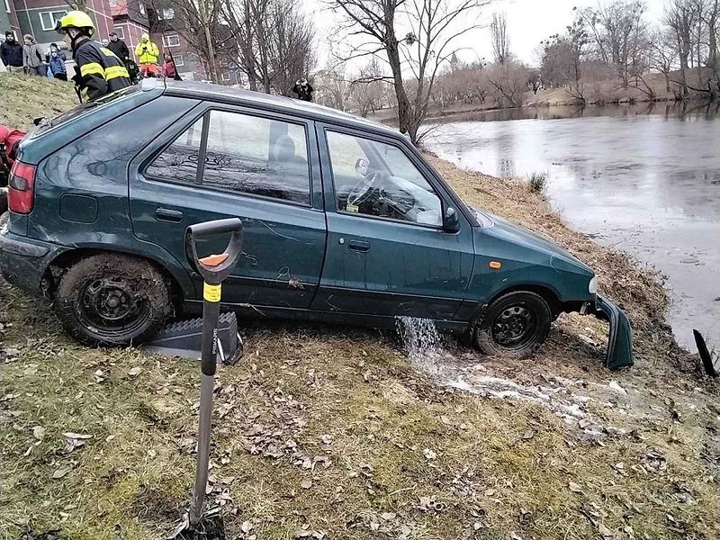 Ke kuriózní nehodě vyjížděli v sobotu přerovští profesionální hasiči. Auto skončilo v městském rybníce.
