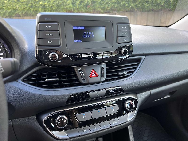 Hyundai i30 1.5 DPi 81 kW 1.MAJ SERVISKA - fotka 13 z 17