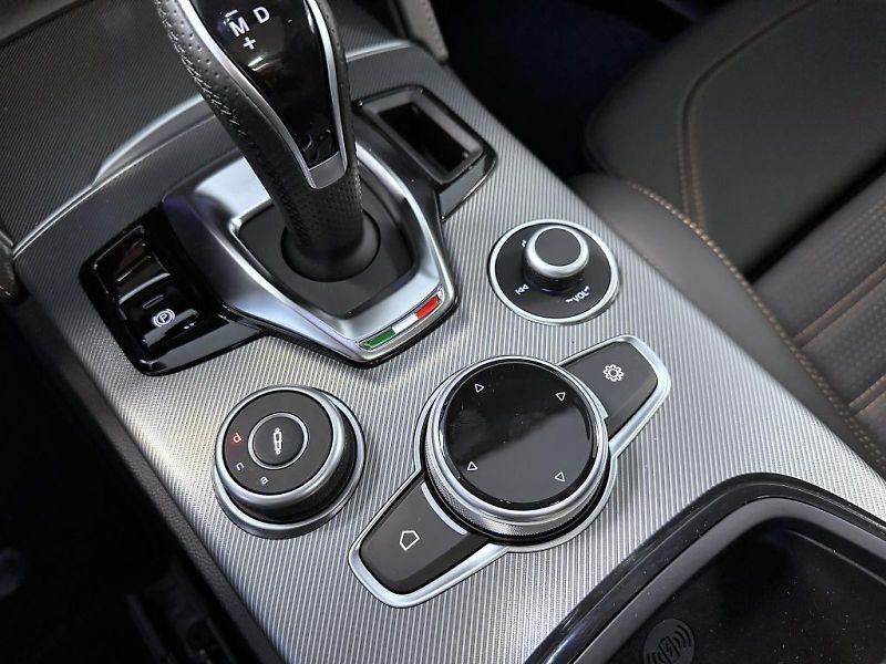 Alfa Romeo Stelvio (2026) 2.0 T 280k AT8 ZF Q4 4x4 Inten - fotka 18 z 21