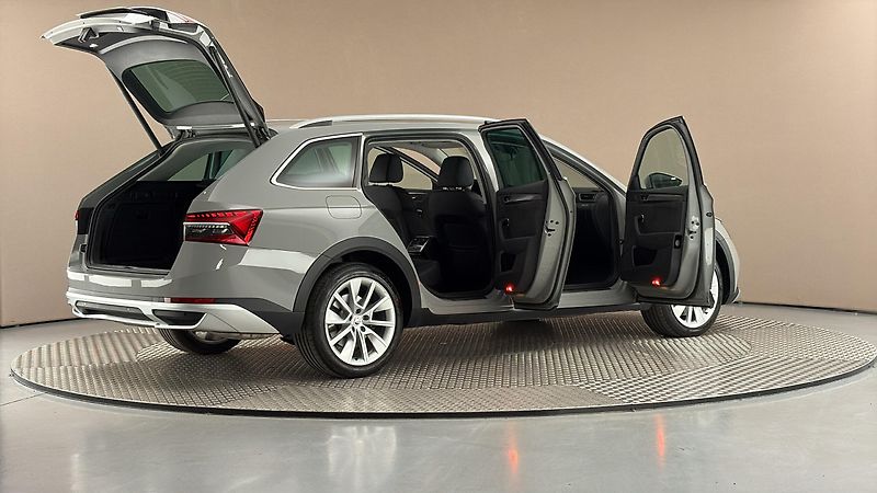 Škoda Superb 2.0 TSI DSG 4x4 Scout Combi - fotka 6 z 32