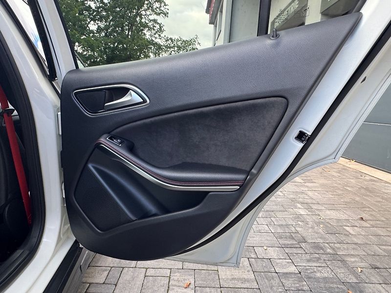 Mercedes-Benz GLA (2017) 220CDI 4-MATIC AMG - fotka 12 z 34