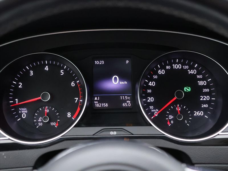 Volkswagen Passat 2,0 TSI 206kW R-line Highline - fotka 21 z 45