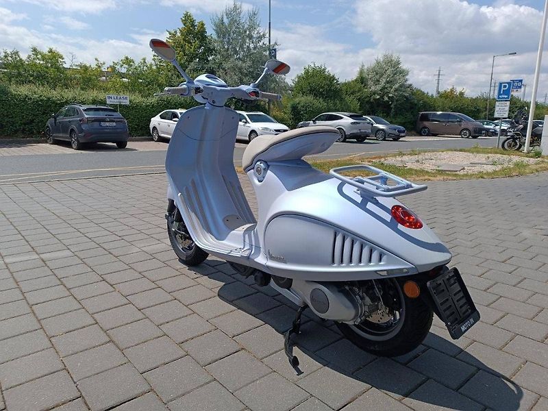 Vespa 946 (2025) 946 Snake Azzuro (sleva 20.000 - fotka 5 z 17